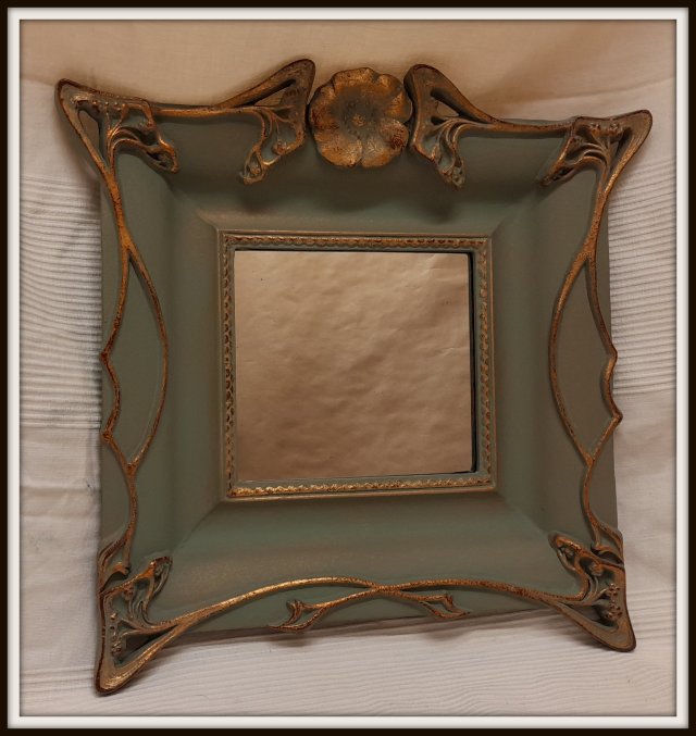 012.2023 Rama secesyjna z lusterkiem. In 23 x 20,5 cm , Out 47 x 44 cm